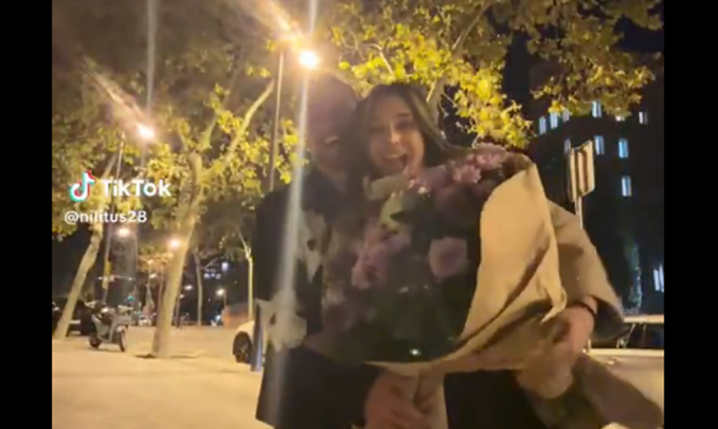 Para nagrywa sobie tiktoka, a nagle w tle... przechodzi Leo Messi XD [VlDEO]