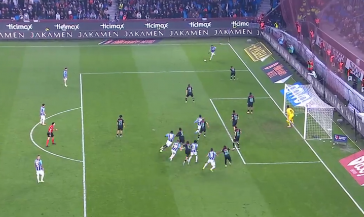 Fenomenalny gol Ernesta Muciego z wolnego w Turcji! [VIDEO]