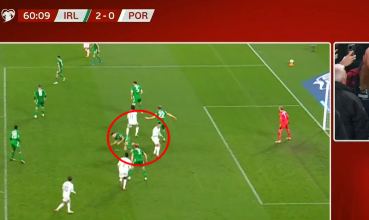 Cristiano Ronaldo UDERZA rywala łokciem i wylatuje z boiska! [VlDEO]