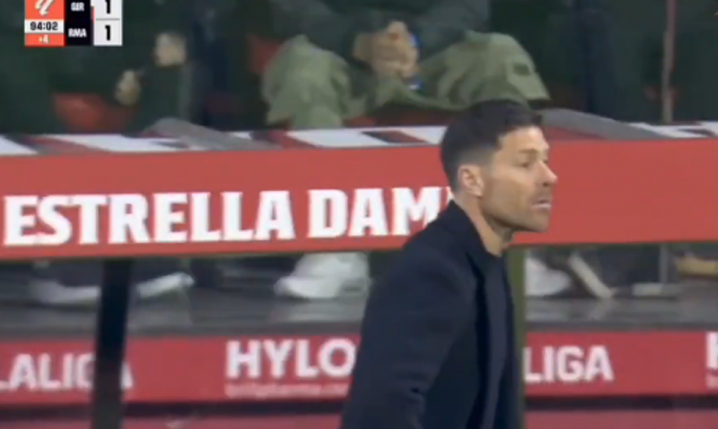 Xabi Alonso padł na ziemie po ostatniej akcji meczu [VIDEO]