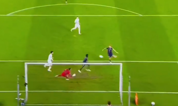 Kamil Grosicki strzela do pustej bramki, ale jego kolega... xD [VIDEO]