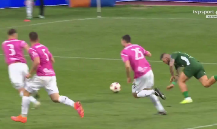 Piłkarz Śląska Wrocław wpada w pole karne i... XD [VlDEO]