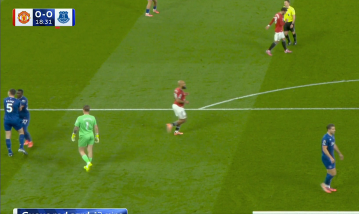 Idrissa Gueye wylatuje z boiska za uderzenie kolegi z zespołu! xD [VIDEO]