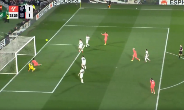 FATALNE pudło Ferrana Torresa z Elche... [VIDEO]