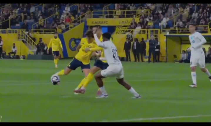 Joao Felix chciał oddać strzał, ale Ronaldo mu zabrał piłkę... xD [VIDEO]