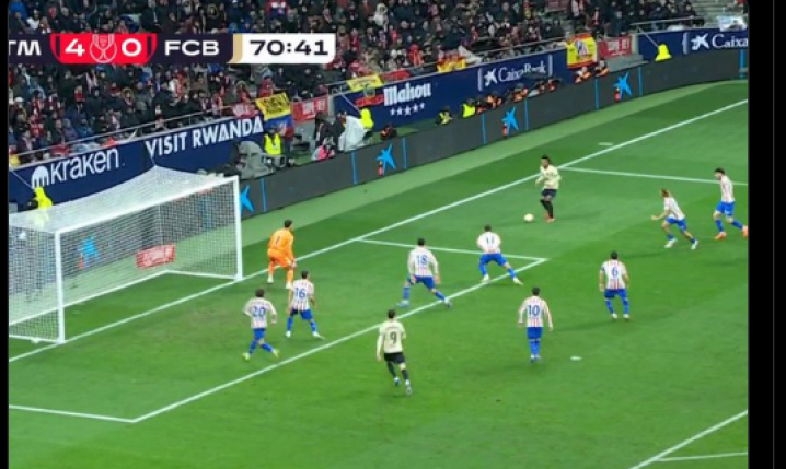 Kounde wbiega w pole karne i... ma taki wybór do podania XD