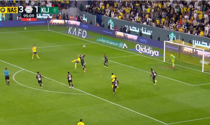 Cristiano Ronaldo strzela gola Z PRZEWROTKI! [VIDEO]