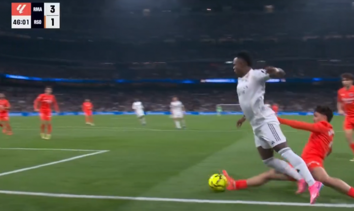 ZA TO wczoraj podyktowano karnego na Viniciusie... xD [VIDEO]