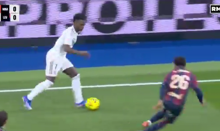 Próba dryblingu Viniciusa Juniora... xD [VIDEO]