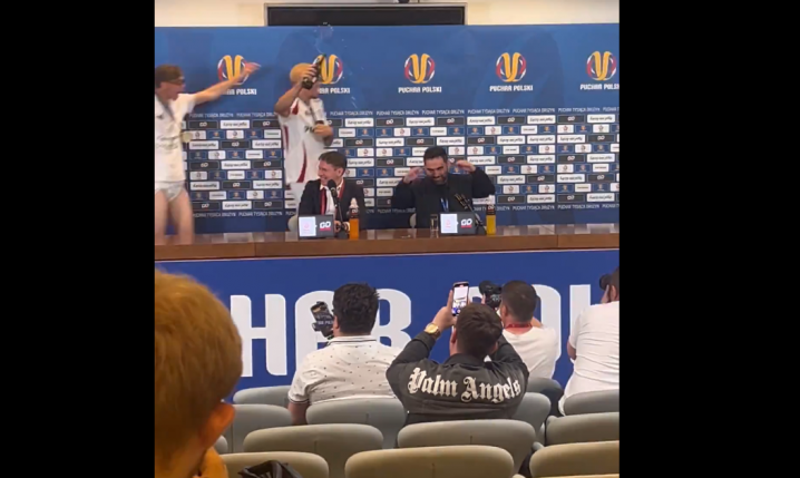 Piłkarze wpadli na konferencję Goncalo Feio i... xD [VIDEO]