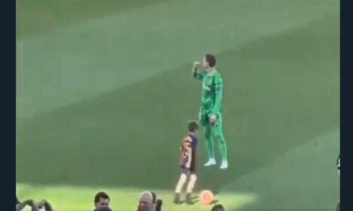 Kibic nagrał Szczęsnego palącego na boisku po El Clasico... [VIDEO]