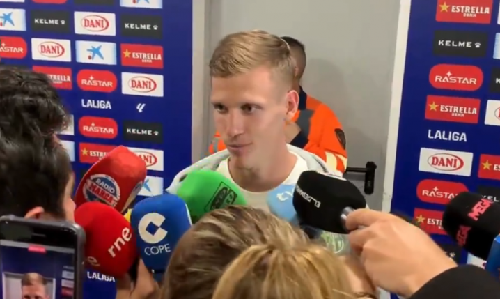 Olmo udziela wywiadu po meczu, a w tle Jules Koundé.... XD [VIDEO]