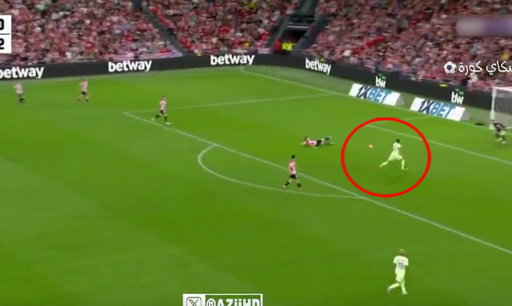 KOSZMARNE pudło Lewandowskiego! Dostał idealną piłkę i... [VIDEO]