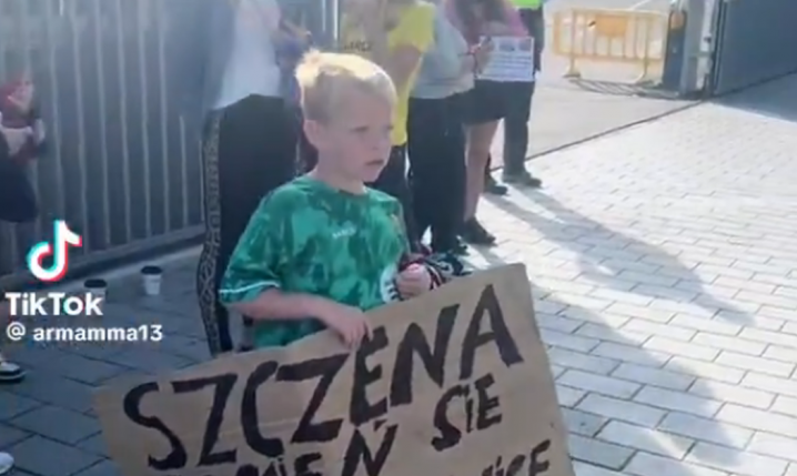 TRANSPARENT młodego kibica Barcy skierowany do Szczęsnego i Lewego... xD