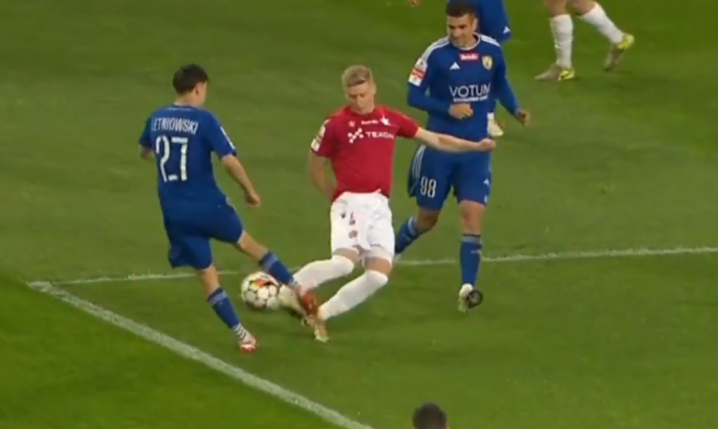 KOSZMARNA kontuzja piłkarza Wisły Kraków... [VIDEO]