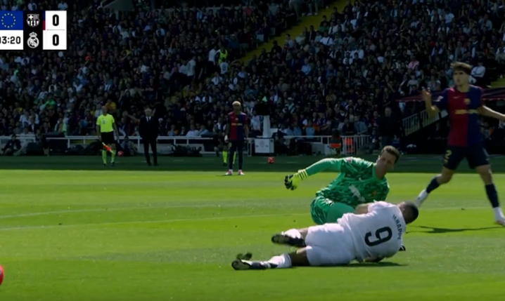 Szczęsny fauluje Mbappe i... Francuz strzela z karnego! 0-1 [VIDEO]