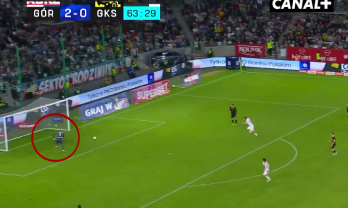 KURIOZALNY samobój w Ekstraklasie! Chciał podać do bramkarza... [VIDEO]