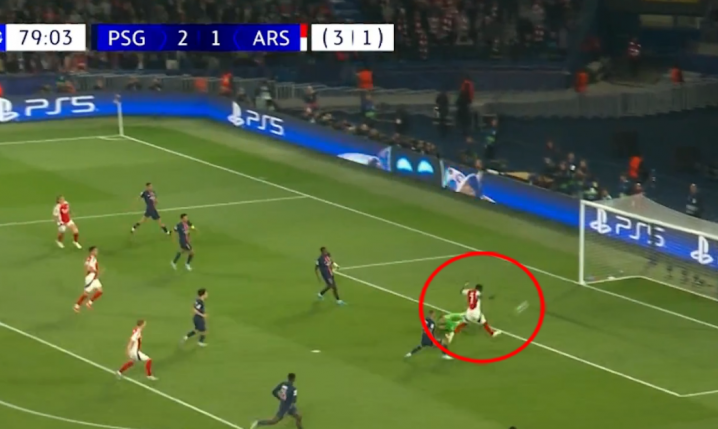 Bukayo Saka NIE TRAFIA na pustą bramkę z PSG! [VIDEO]