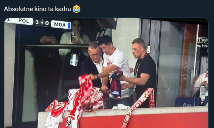 Kibice rzucali szaliki i koszulki Lewandowskiemu podczas meczu... xD