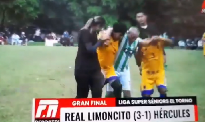 Standardy fair play w boliwijskiej lidze old boyów... xD [VIDEO]