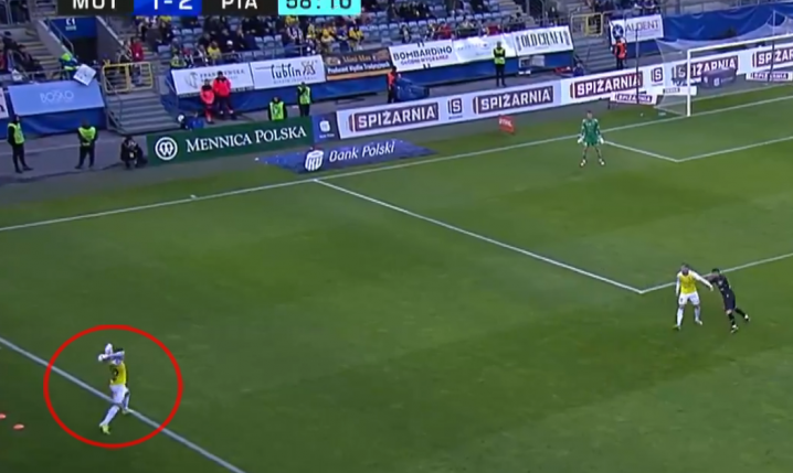 ABSURDALNY gol w Ekstraklasie! Podał z autu do własnego bramkarza i... xD [VIDEO]