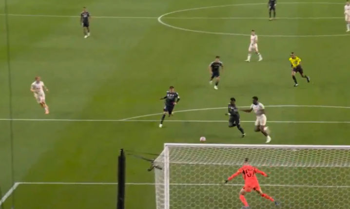 TAKĄ ASYSTĘ zaliczył Vinicius przy golu Valverde na 2-0! [VIDEO]