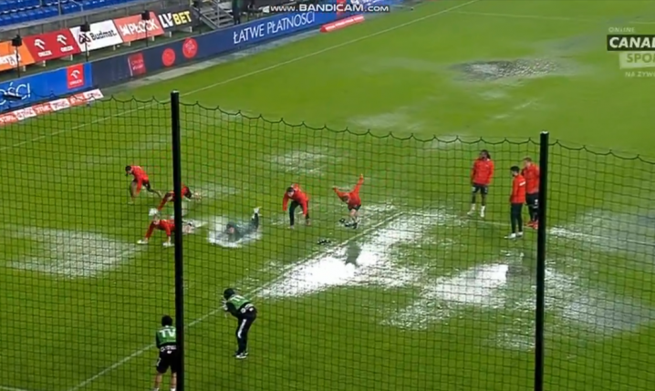 Piłkarze Cracovii bawiący się na mokrej murawie... XD [VIDEO]