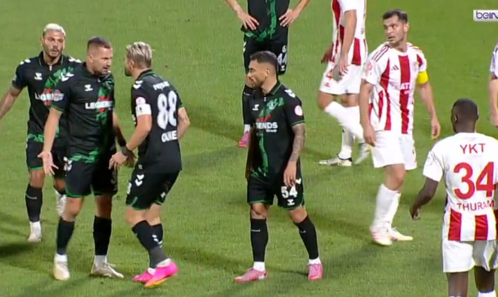 KURIOZUM w Turcji! Piłkarz dostał czerwoną kartkę za... uderzenie kolegi z zespołu! xD [VIDEO]
