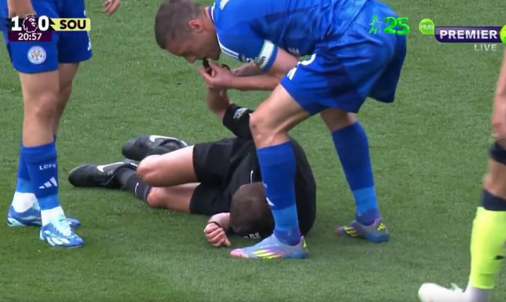 HlT! Sędzia zderzył się z piłkarzem i upadł na murawę, a Vardy podbiegł do niego i... XD [VIDEO]