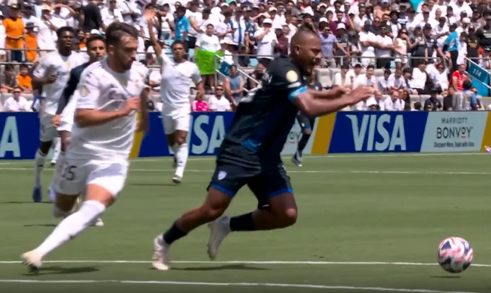 Raul Asencio WYLATUJE z boiska w 7 minucie meczu! [VIDEO]