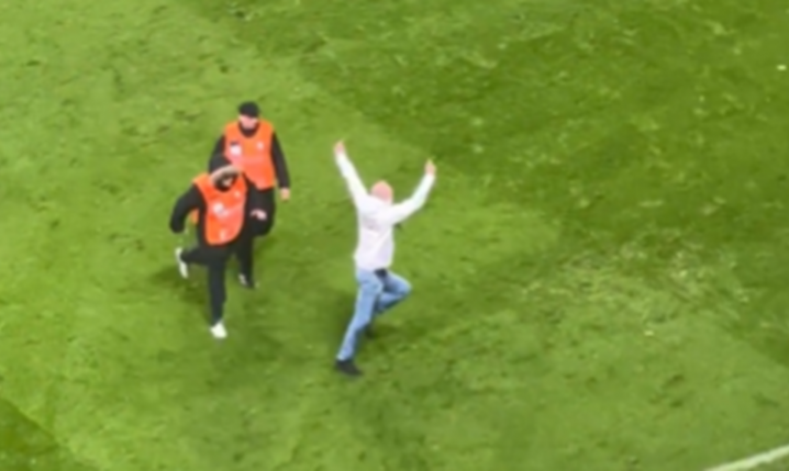 Oto jak STEWARDZI chcieli złapać kibica na meczu Legia - Lech xD [VIDEO]