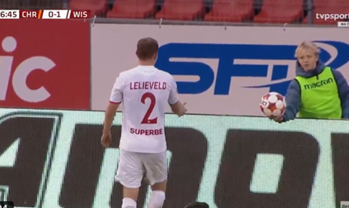 ZACHOWANIE chłopca od podawania piłek, kiedy trzeba było ją podać piłkarzowi Wisły... [VIDEO]