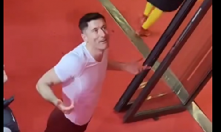 Oto co Robert Lewandowski po meczu ODDAŁ kibicowi... xD [VIDEO]