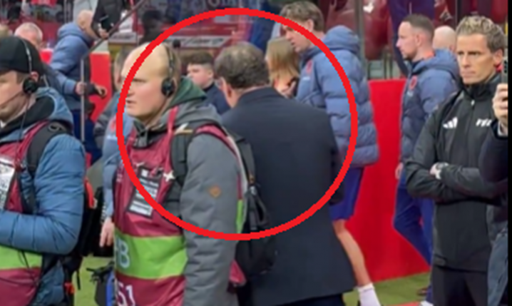 Jan Urban przed meczem SZUKA RONALDA KOEMANA aby życzyć mu powodzenia... [VIDEO]