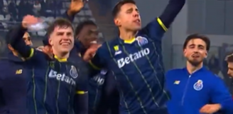 TANIEC RADOŚCI Oskara Pietuszewskiego i Jana Bednarka po wygranym meczu Porto <3 [VIDEO]
