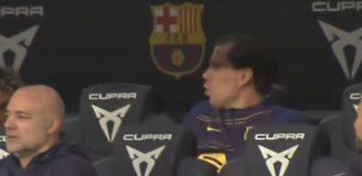 ZABAWA Wojciecha Szczęsnego na ławce podczas meczu z Villarreal xD [VIDEO]