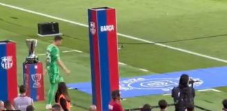 REAKCJA kibiców Barcy na wejście na boisko Szczęsnego <3 [VIDEO]
