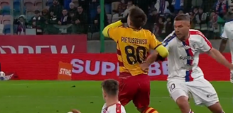 Lukas Podolski WJEŻDŻA w 17-letniego Oskara Pietuszewskiego i... BEZ KARTKI O.o [VIDEO]