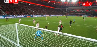 Terrier strzela GOLA SKORPIONEM dla Bayeru [VIDEO]