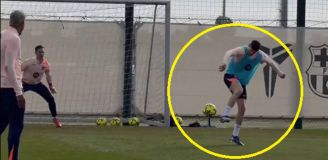 HIT! Robert Lewandowski PIĘTĄ pokonuje Ter Stegena na treningu xD [VIDEO]