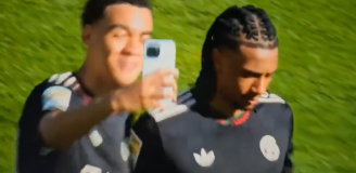 Musiala chce sobie zrobić zdjęcie z Olise, a ten... xD [VIDEO]