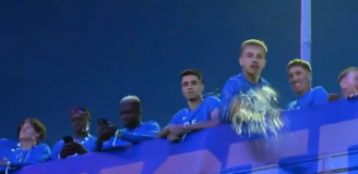 Skrzypczak oblewający Dawida Dobrasza na fecie mistrzowskiej xD [VIDEO]