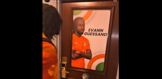 Nicolas Pepe pokazuje pokoje w hotelu, w którym jest reprezentacja WKS! [VIDEO]
