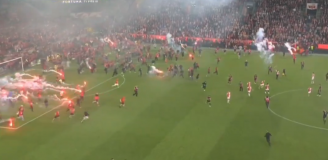 SZ0K! Kibice Slavii wbiegają na boisko 3 min przed końcem meczu i... [VIDEO]