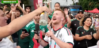 Tak Dominik Piechota bawił się z kibicami Meksyku po meczu xD [VIDEO]