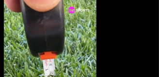 Media sprawdziły wysokość murawy przed dzisiejszym meczem Atletico - Barcelona :D