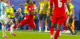 Embolo wylatuje z boiska ZA SYMULKĘ na środku boiska! [VIDEO]