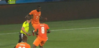 Franck Kessié wjechał bez piłki w sędziego, bo... myślał, że to rywal XD [VIDEO]
