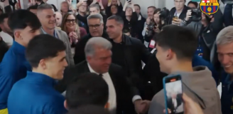 Laporta skacze i śpiewa z piłkarzami Barcelony przy oddawaniu głosu XD [VIDEO]