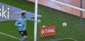 ABSURDALNY samobój bramkarza Pogoni Szczecin! [VIDEO]